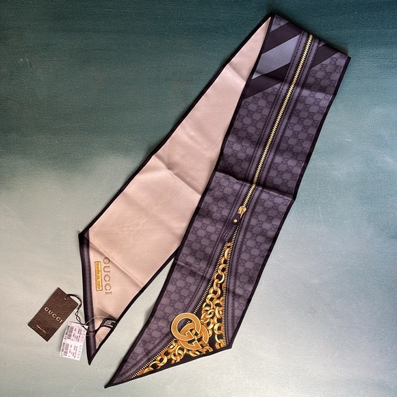 Authentic Gucci Monogram GG Silk Scarf - Picture 4 of 15
